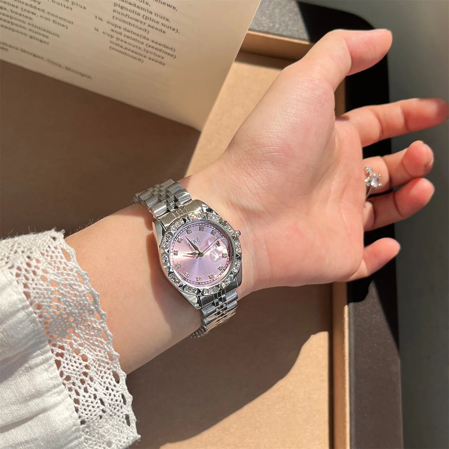 Reloj con banda de acero de aleación sólida con acento de cristal para mujer, elegante vestido, relojes con calendario de cuarzo para mujer