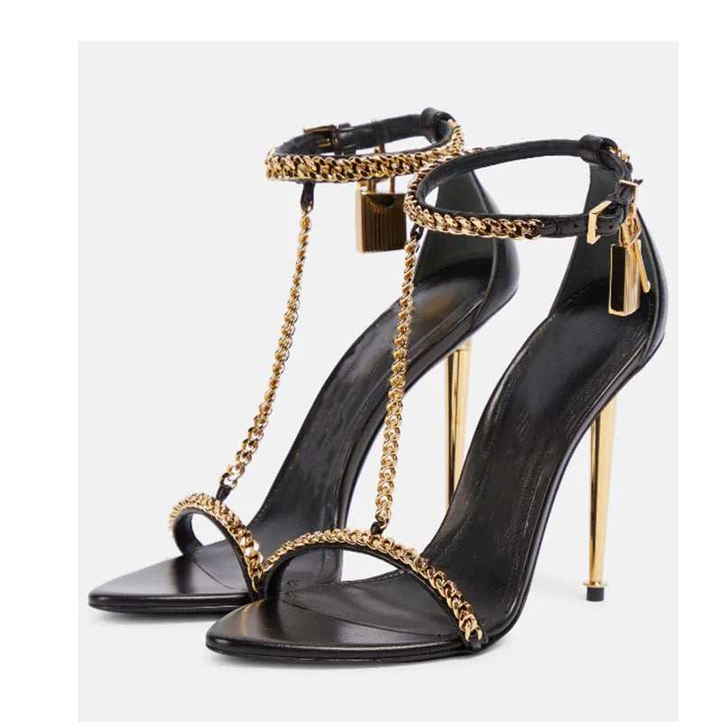 Moda minimalista cadena dorada candado Sandalias de tacón alto europeo americano Sexy tacón delgado punta abierta cadena de Metal tacones altos puntiagudos
