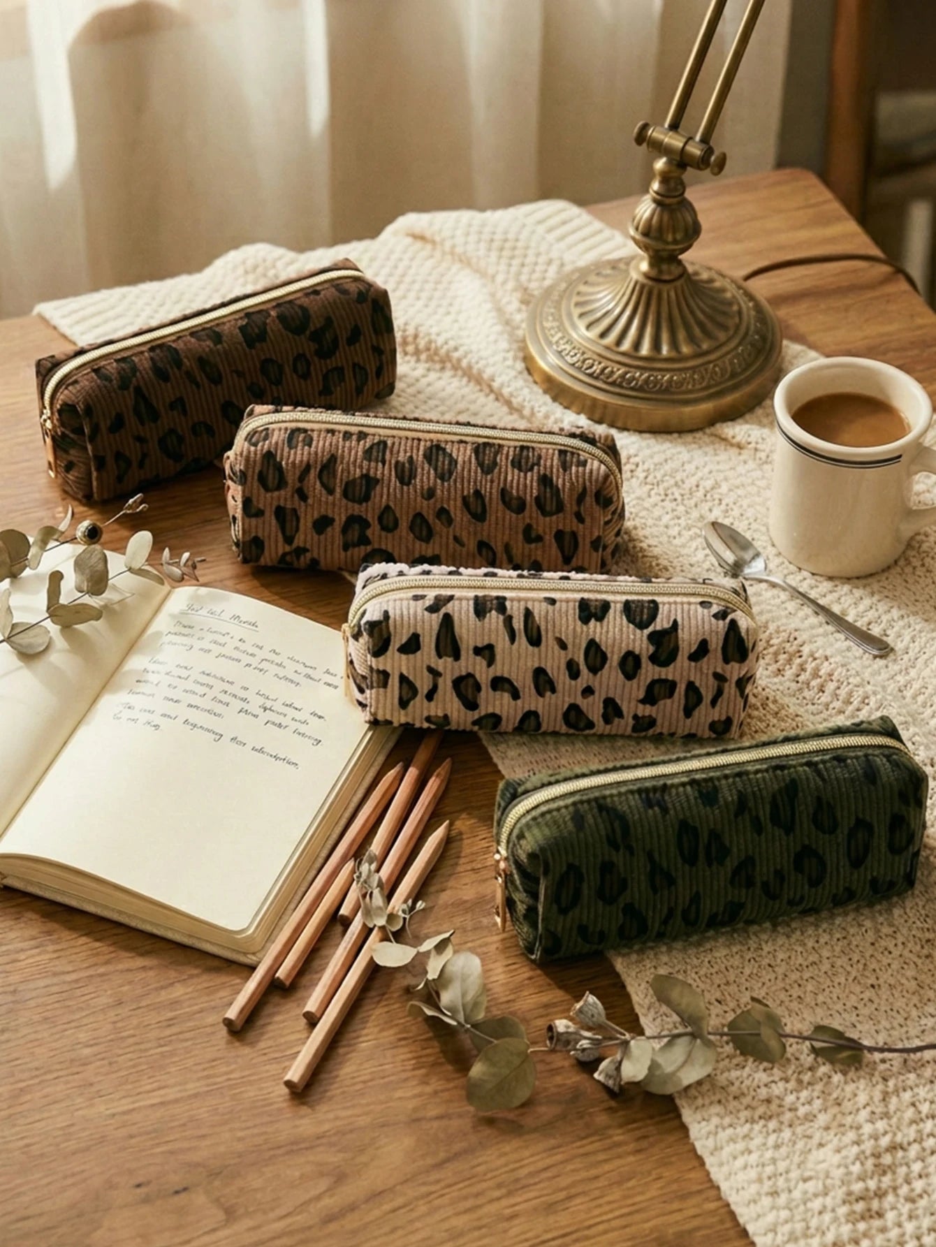Estuche para lápices de pana con estampado de leopardo, organizador de papelería con cremallera de nailon, bolsa de viaje para maquillaje, regalo de regreso a la escuela para chicas adolescentes, 1 ud.