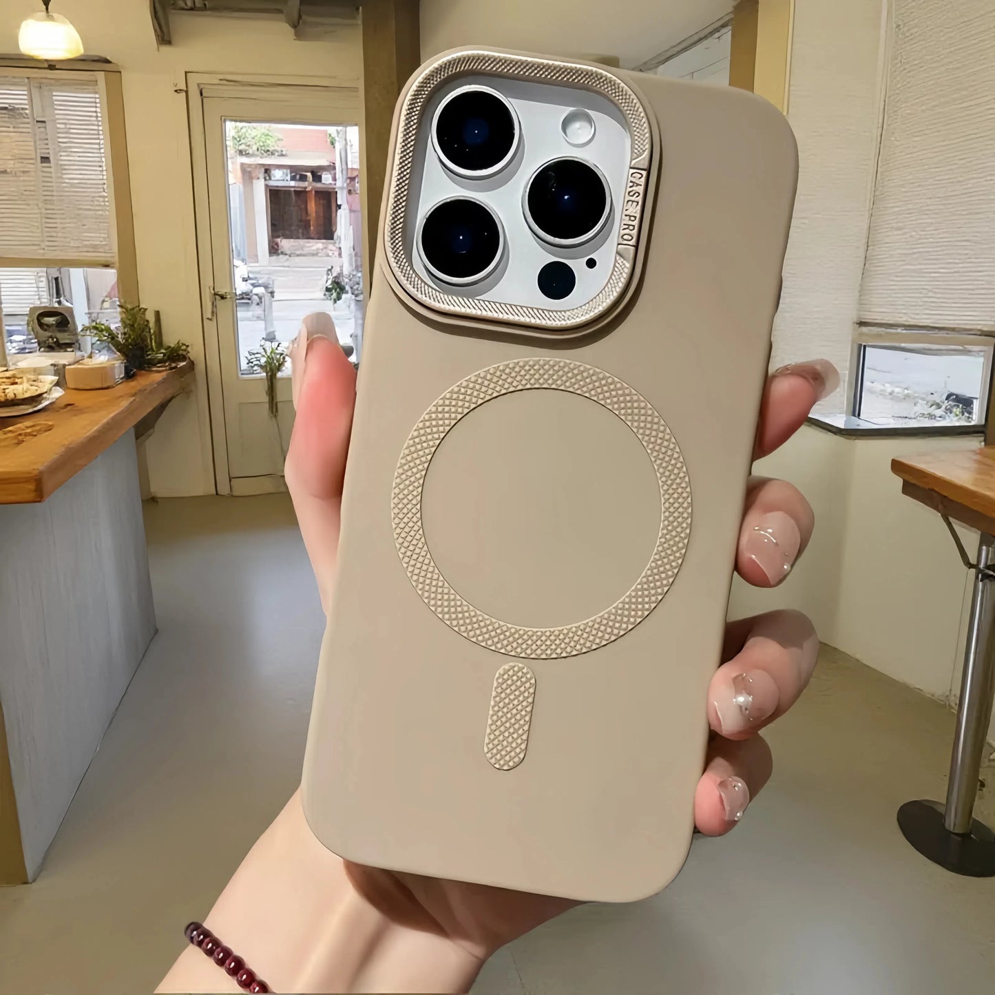 Soporte de marco de lente para funda de teléfono de carga Magsafe para iPhone 16 15 14 13 12 11 Pro Max cubierta de silicona suave dorada magnética del desierto