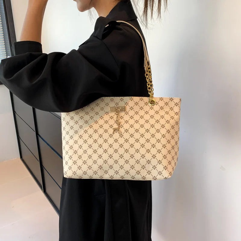Nuevo bolso de presbicia con textura de cuero suave, bolso de mano de gran capacidad para mujer con accesorios colgantes, bolso de hombro