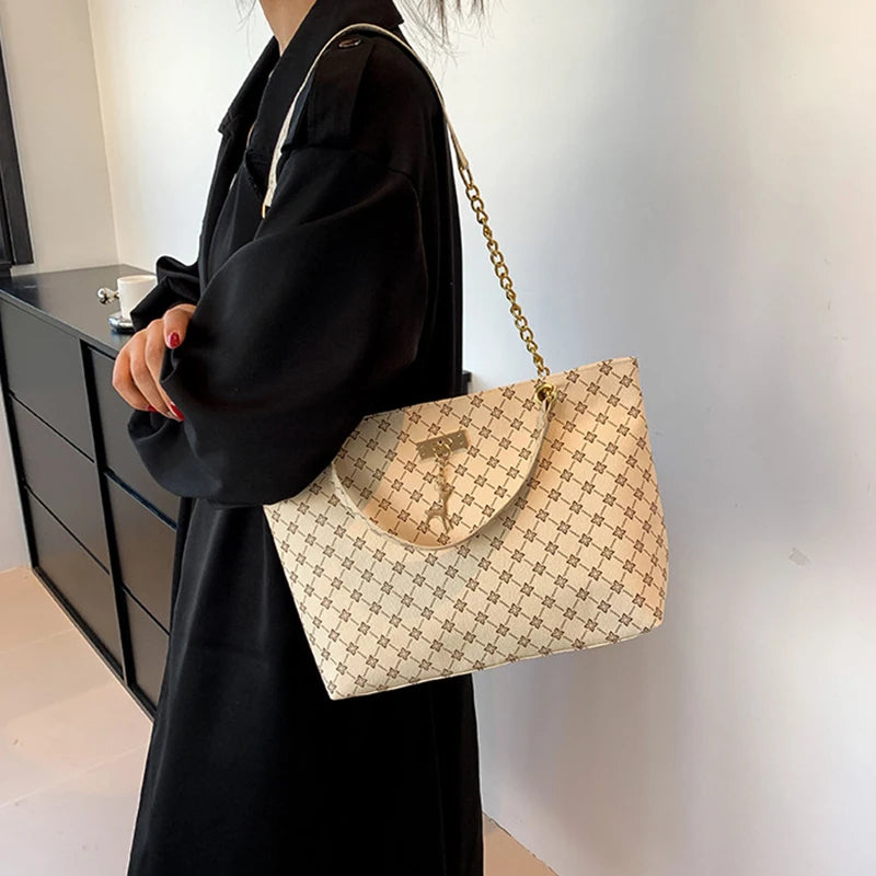 Nuevo bolso de presbicia con textura de cuero suave, bolso de mano de gran capacidad para mujer con accesorios colgantes, bolso de hombro