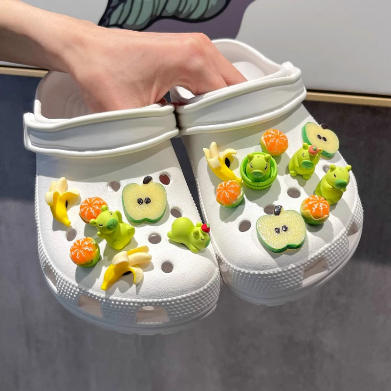 Bonito juego de dijes para zapatos de capibara con tema de comida, accesorios, decoraciones de plástico, sandalias de verano desmontables para regalos de fiesta