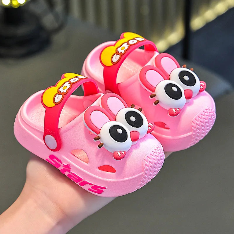 2026 Zapatillas para niños, bonitos dibujos animados para niñas y niños con suelas blandas, bolsas para bebés, zapatos perforados, sandalias para el hogar y el bebé