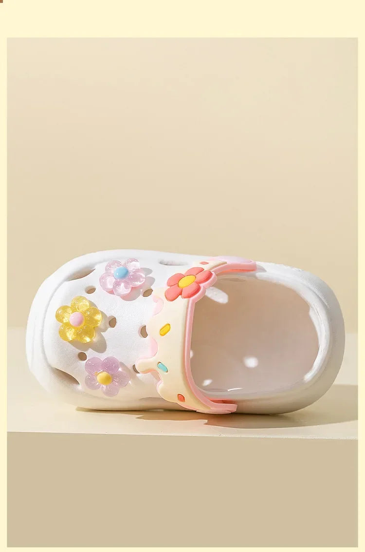 Zapatillas de verano para niños, nuevas sandalias de suela blanda con flores bonitas para bebés, sandalias antideslizantes suaves para interiores para niñas, zapatos con agujeros, zapatos de playa para niños