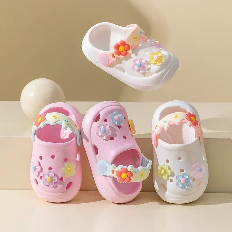 Zapatillas de verano para niños, nuevas sandalias de suela blanda con flores bonitas para bebés, sandalias antideslizantes suaves para interiores para niñas, zapatos con agujeros, zapatos de playa para niños