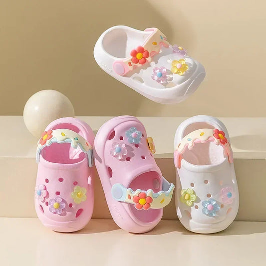 Zapatillas de verano para niños, nuevas sandalias de suela blanda con flores bonitas para bebés, sandalias antideslizantes suaves para interiores para niñas, zapatos con agujeros, zapatos de playa para niños