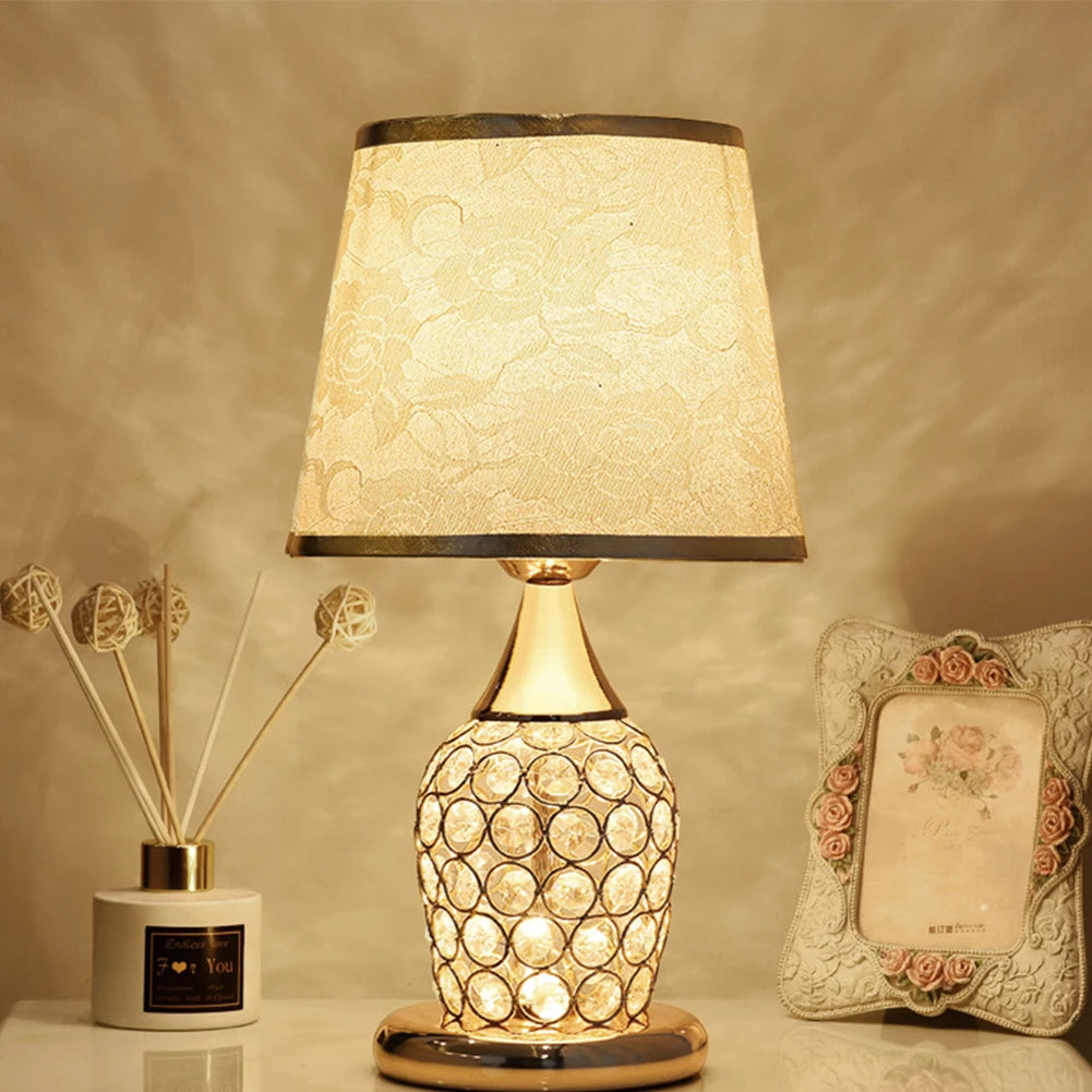 Lámpara de mesa de cristal de estilo europeo Ins, lámpara de noche decorativa creativa de moda romántica cálida y moderna para dormitorio