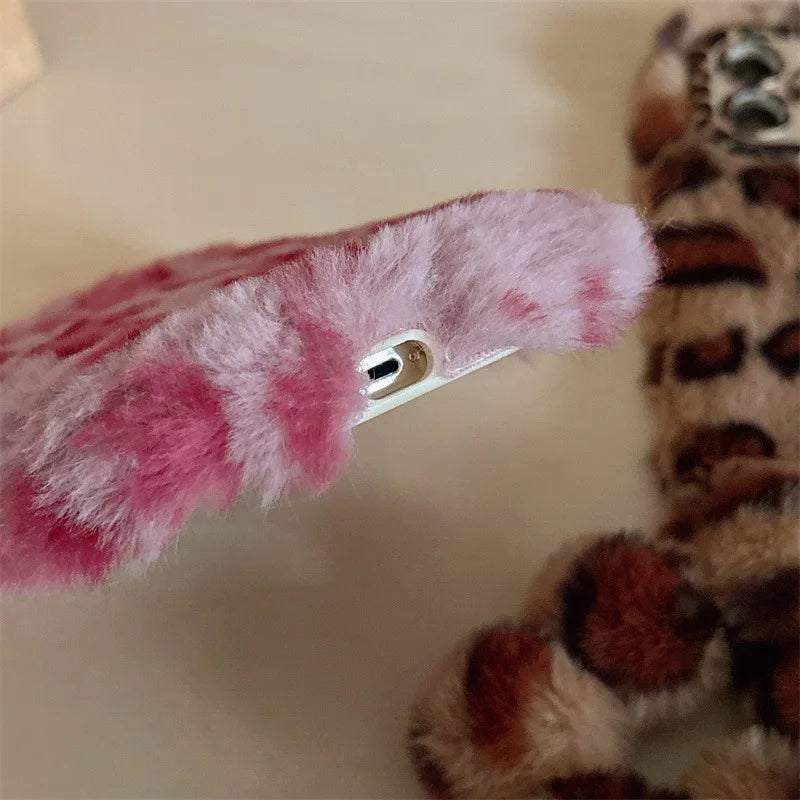 Funda de teléfono con soporte de lente de felpa peluda de leopardo a la moda para iPhone 17Air 15 14 13 12 11 16 Pro Max con cubierta a prueba de golpes con cadena para la muñeca