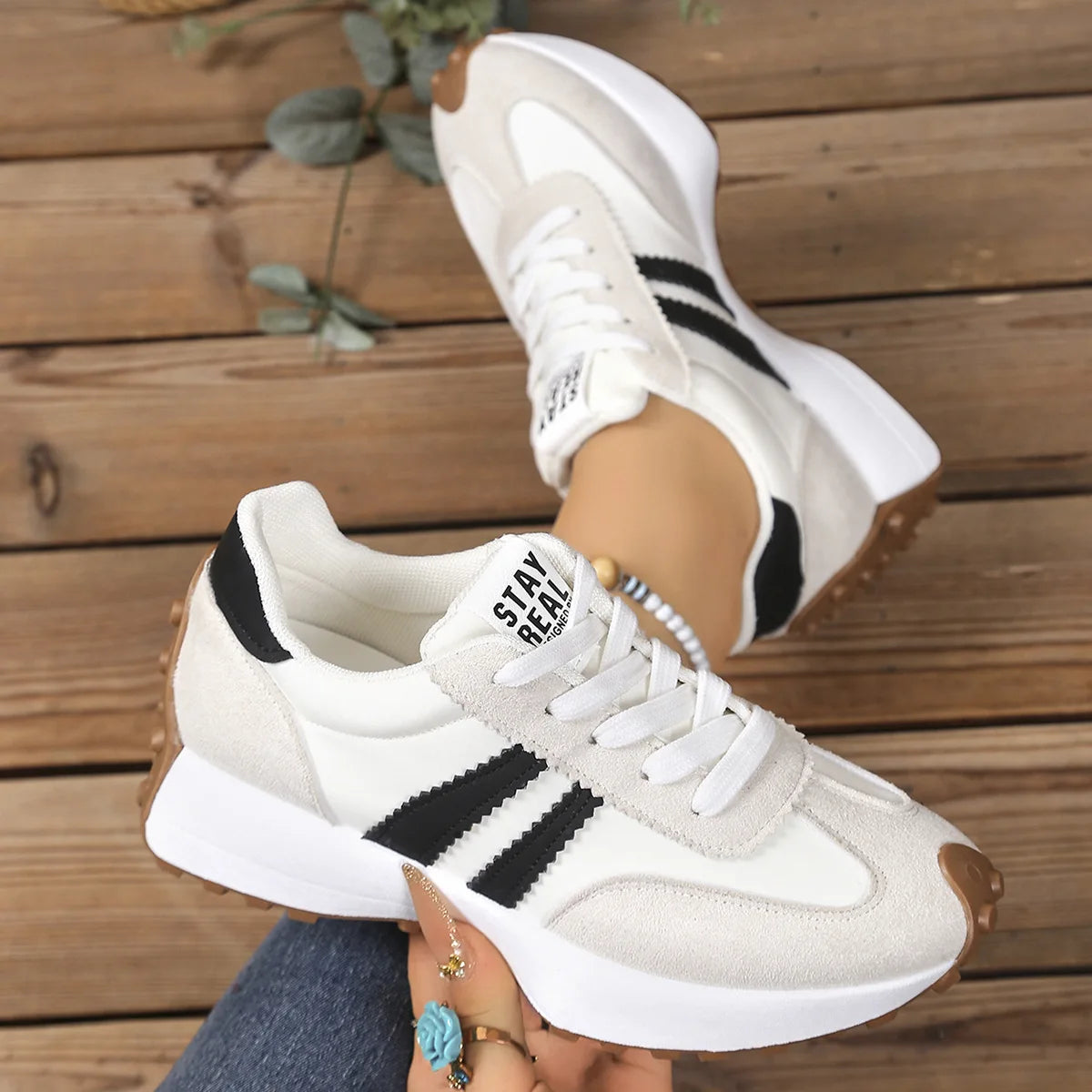 Zapatillas de deporte de mujer con suela gruesa de primavera 2026, nuevas zapatillas informales de cuero con retales, zapatos cómodos informales para exteriores para mujer, zapatos de mujer