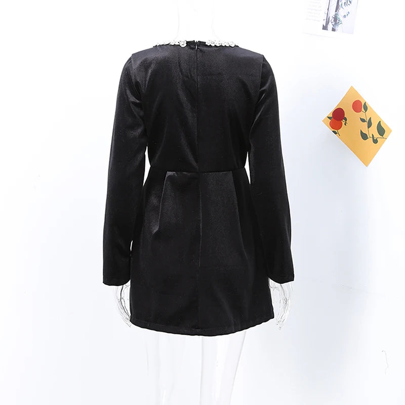 Vestidos elegantes lisos con cuello de pico para mujer, minivestidos femeninos de terciopelo rojo con tirantes y espalda descubierta, moda de línea A para fiesta de otoño 2024