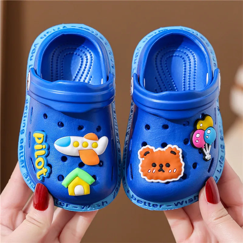 Zapatos de verano para niños, sandalias con agujeros, zapatos para niños, zapatillas suaves antideslizantes con diseño de dibujos animados, zapatos de bebé con agujeros, playa de arena para niños y niñas