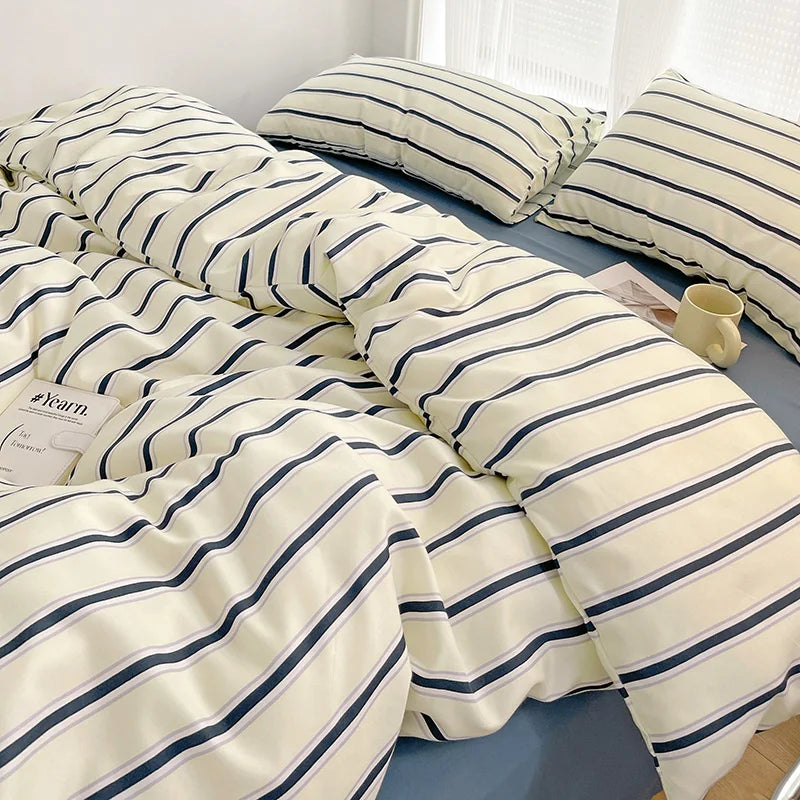 Juego de sábanas de cuatro piezas con funda nórdica de rayas rojas y azules simples con ropa de cama de algodón lavada en la cama