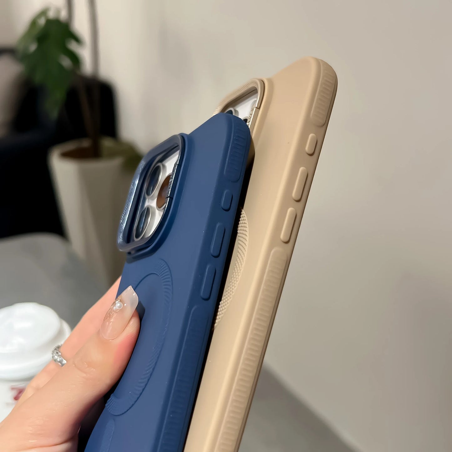Soporte de marco de lente para funda de teléfono de carga Magsafe para iPhone 16 15 14 13 12 11 Pro Max cubierta de silicona suave dorada magnética del desierto