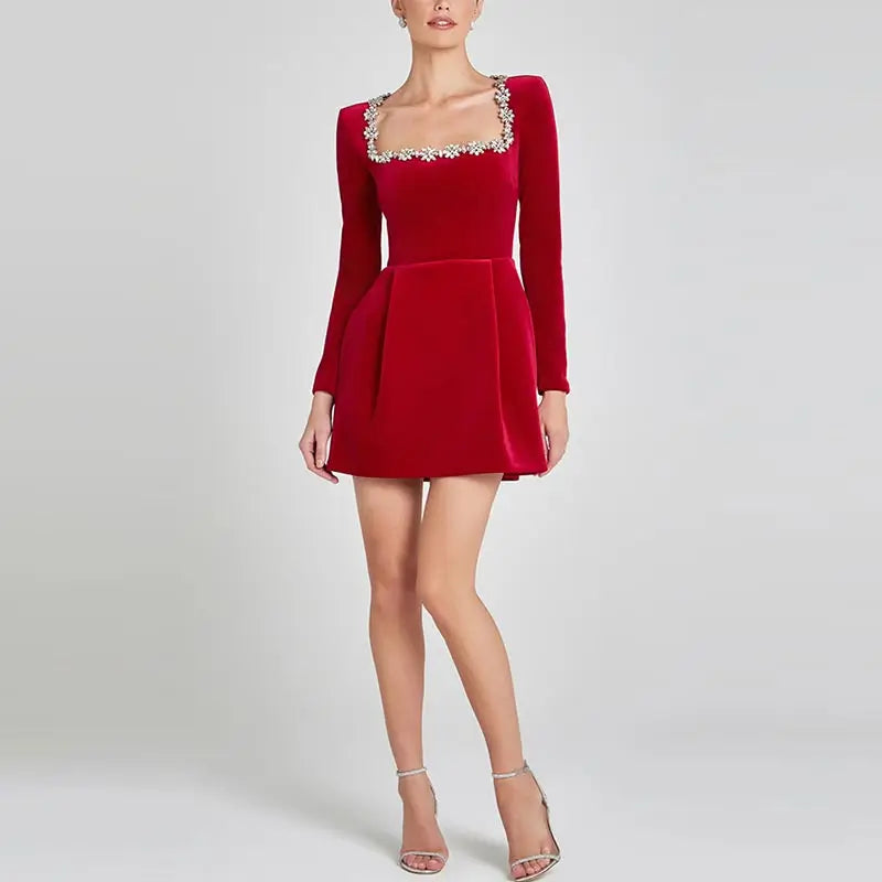 Vestidos elegantes lisos con cuello de pico para mujer, minivestidos femeninos de terciopelo rojo con tirantes y espalda descubierta, moda de línea A para fiesta de otoño 2024
