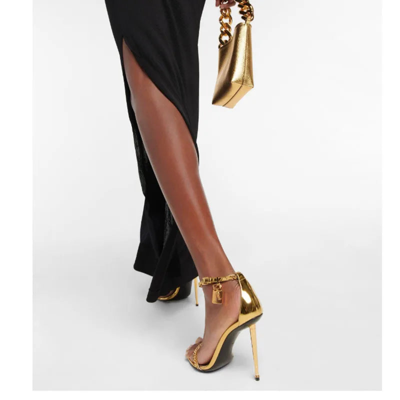 Moda minimalista cadena dorada candado Sandalias de tacón alto europeo americano Sexy tacón delgado punta abierta cadena de Metal tacones altos puntiagudos