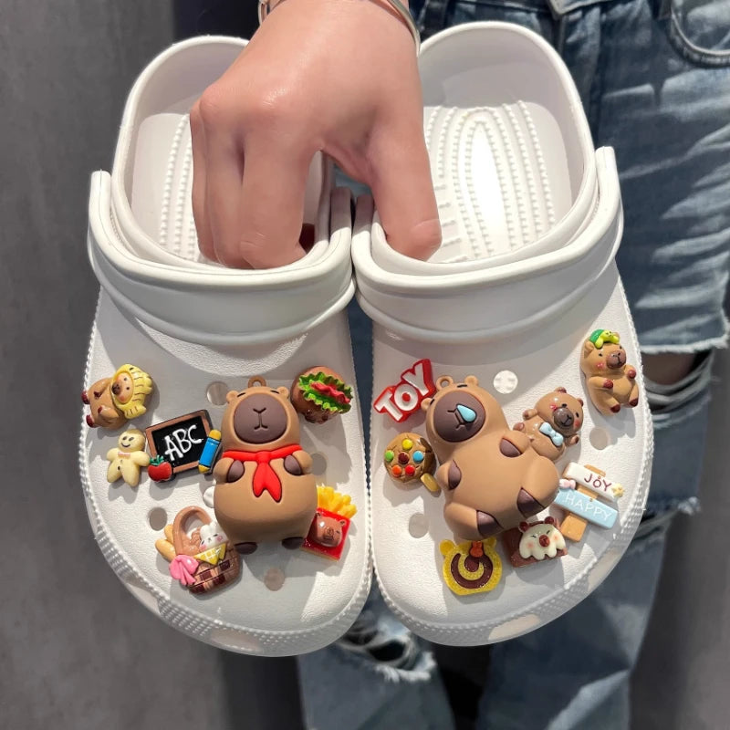Bonito juego de dijes para zapatos de capibara con tema de comida, accesorios, decoraciones de plástico, sandalias de verano desmontables para regalos de fiesta