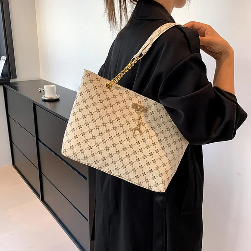 Nuevo bolso de presbicia con textura de cuero suave, bolso de mano de gran capacidad para mujer con accesorios colgantes, bolso de hombro