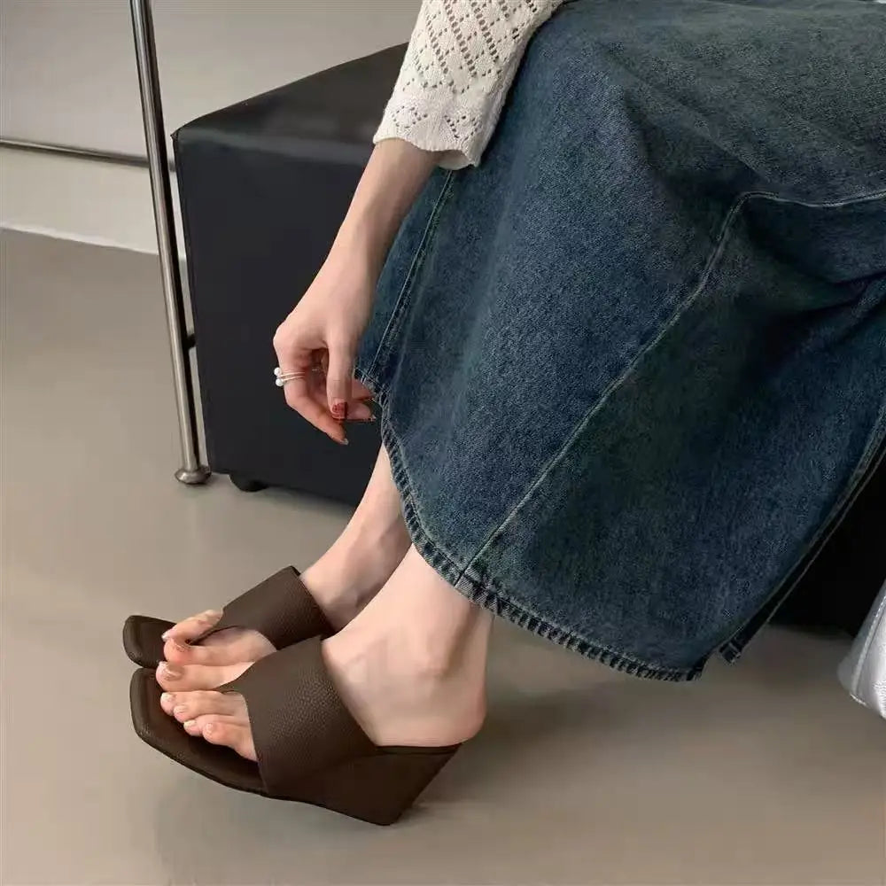 2025 primavera y otoño nuevo estilo adelgazante pendiente talón versión coreana chanclas con punta desnuda zapatillas frescas sandalias