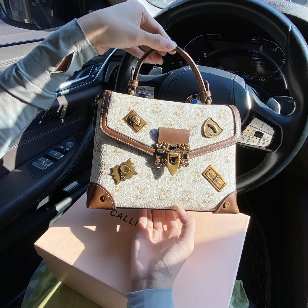 Bolso de hombro clásico retro con remaches, diseño de bloques de color, pequeño y cuadrado, para uso diario, material PU, cierre de hebilla.