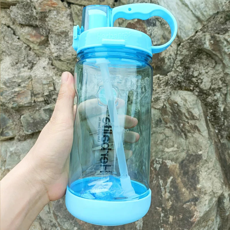 Liquidación: Precio al por mayor, botella de agua de plástico de 1L (1000ml) para deportes, senderismo, fitness y gimnasio, con pajita, para una vida saludable.