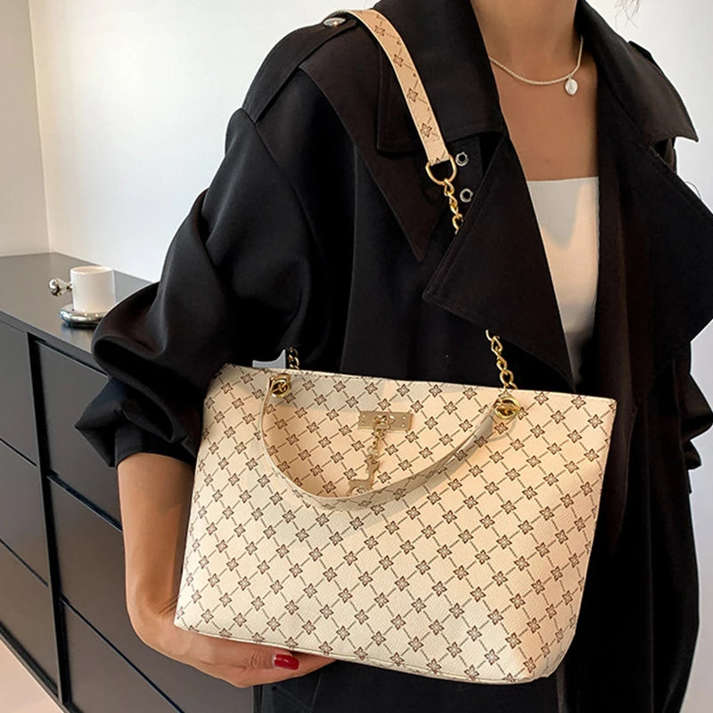 Nuevo bolso de presbicia con textura de cuero suave, bolso de mano de gran capacidad para mujer con accesorios colgantes, bolso de hombro