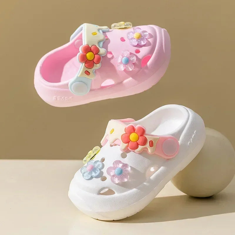 Zapatillas de verano para niños, nuevas sandalias de suela blanda con flores bonitas para bebés, sandalias antideslizantes suaves para interiores para niñas, zapatos con agujeros, zapatos de playa para niños