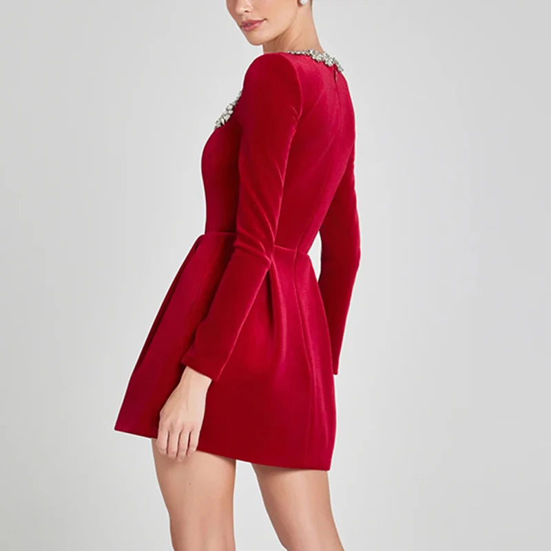 Vestidos elegantes lisos con cuello de pico para mujer, minivestidos femeninos de terciopelo rojo con tirantes y espalda descubierta, moda de línea A para fiesta de otoño 2024