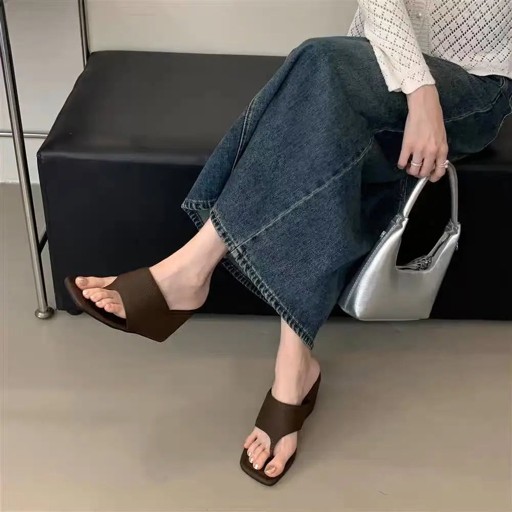 2025 primavera y otoño nuevo estilo adelgazante pendiente talón versión coreana chanclas con punta desnuda zapatillas frescas sandalias