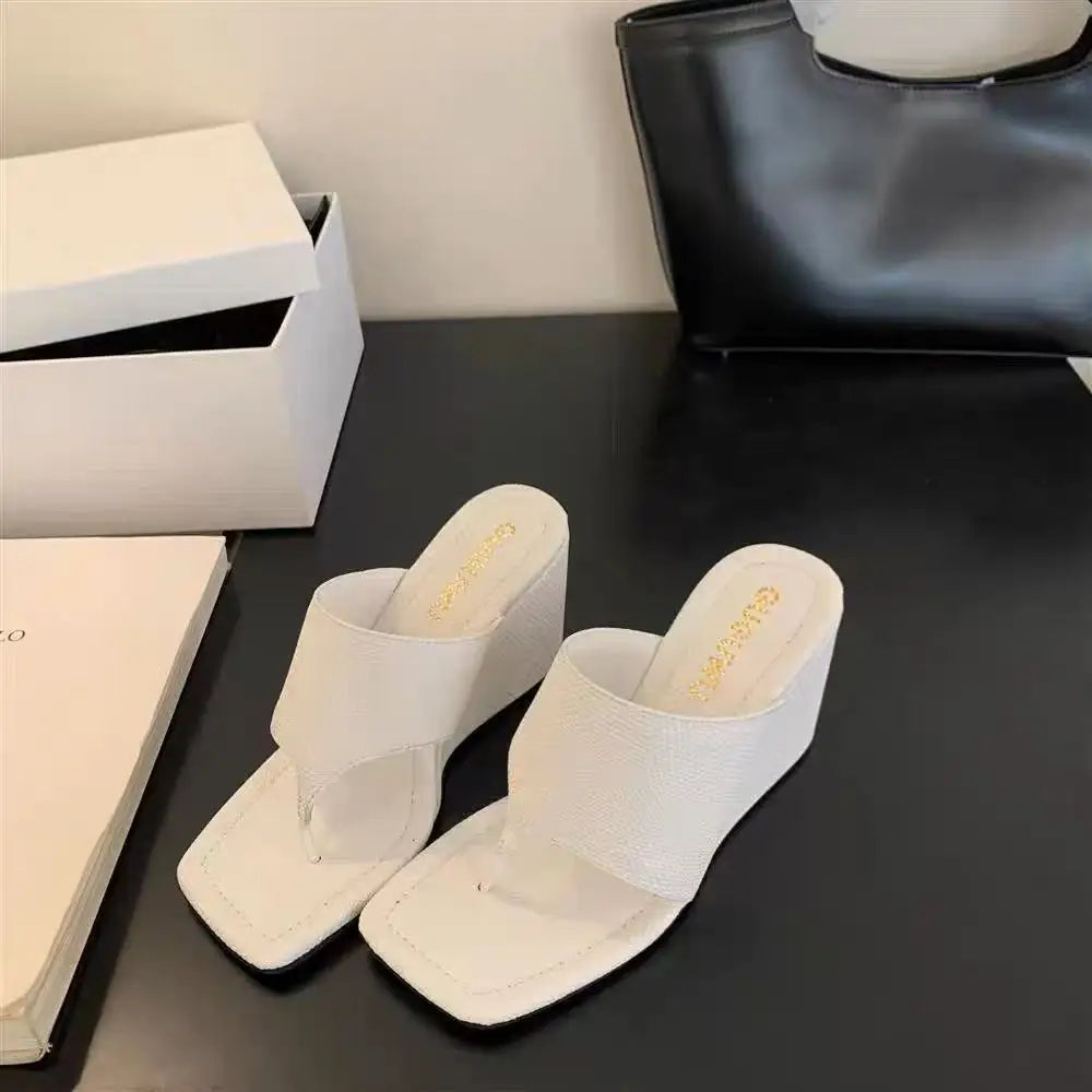 2025 primavera y otoño nuevo estilo adelgazante pendiente talón versión coreana chanclas con punta desnuda zapatillas frescas sandalias