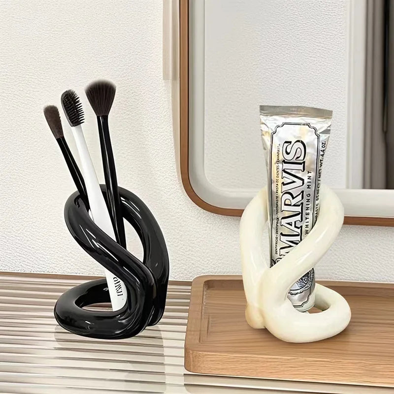 Soporte cilíndrico de cerámica Creative Ins con tacto premium y diseño 'Cream Wind' para bolígrafos de escritorio, brochas de maquillaje y como organizador de tocador, adorno y estante de almacenamiento.