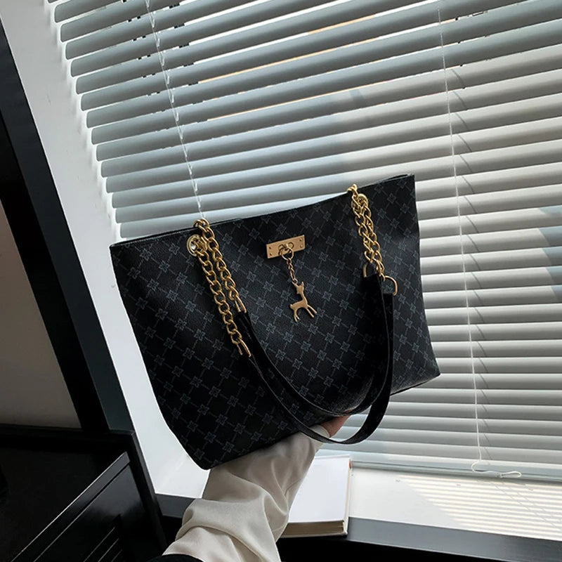 Nuevo bolso de presbicia con textura de cuero suave, bolso de mano de gran capacidad para mujer con accesorios colgantes, bolso de hombro