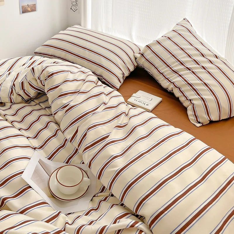 Juego de sábanas de cuatro piezas con funda nórdica de rayas rojas y azules simples con ropa de cama de algodón lavada en la cama