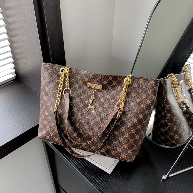 Nuevo bolso de presbicia con textura de cuero suave, bolso de mano de gran capacidad para mujer con accesorios colgantes, bolso de hombro