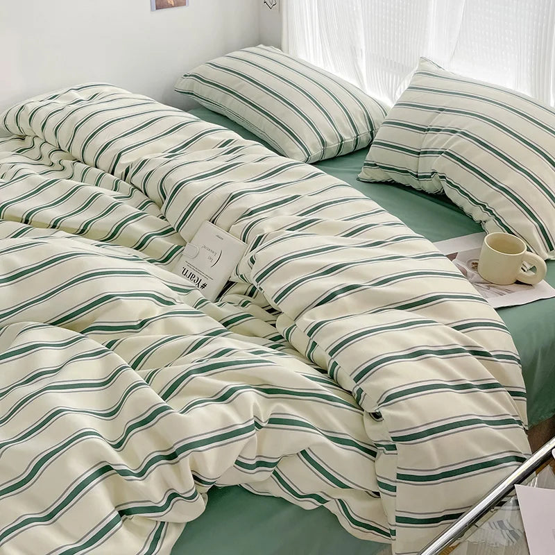 Juego de sábanas de cuatro piezas con funda nórdica de rayas rojas y azules simples con ropa de cama de algodón lavada en la cama