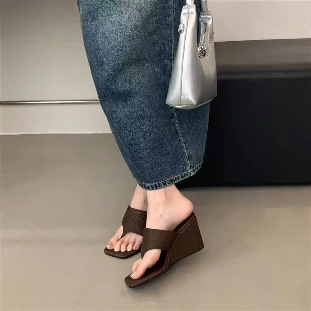 2025 primavera y otoño nuevo estilo adelgazante pendiente talón versión coreana chanclas con punta desnuda zapatillas frescas sandalias