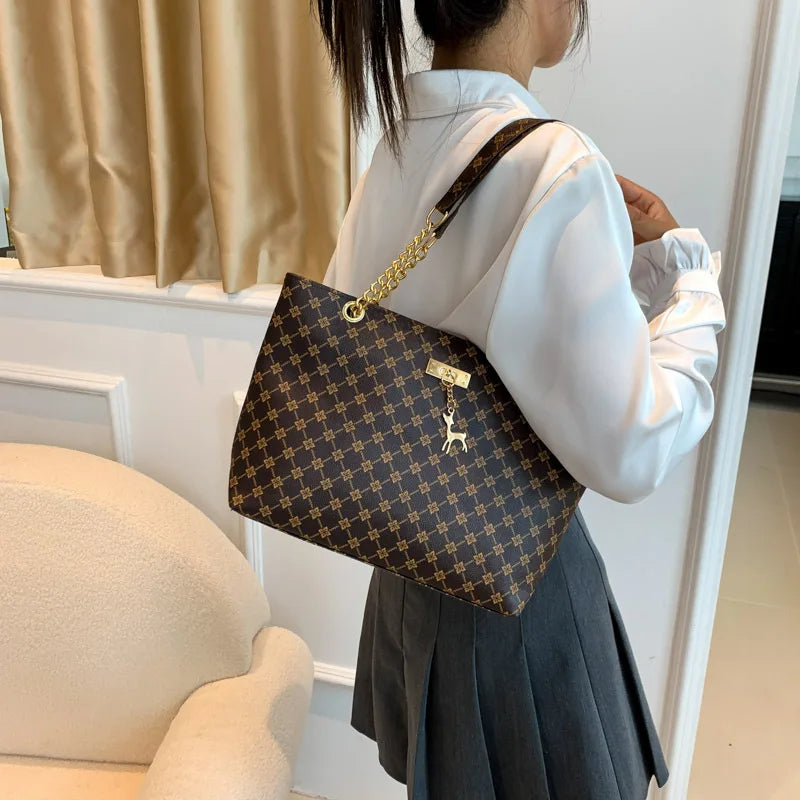 Nuevo bolso de presbicia con textura de cuero suave, bolso de mano de gran capacidad para mujer con accesorios colgantes, bolso de hombro