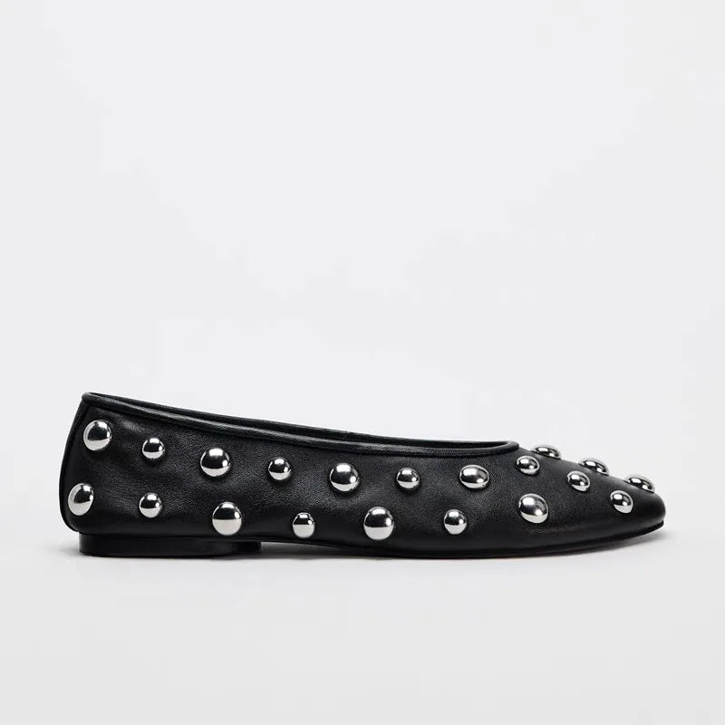 2024 nuevos zapatos planos de cabeza redonda con remaches, sandalias de cuero negro de lujo, sandalias de Ballet, bola plateada, zapatos Mary Jane huecos de Metal 35-42