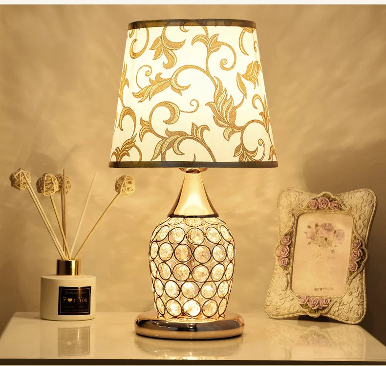 Lámpara de mesa de cristal de estilo europeo Ins, lámpara de noche decorativa creativa de moda romántica cálida y moderna para dormitorio