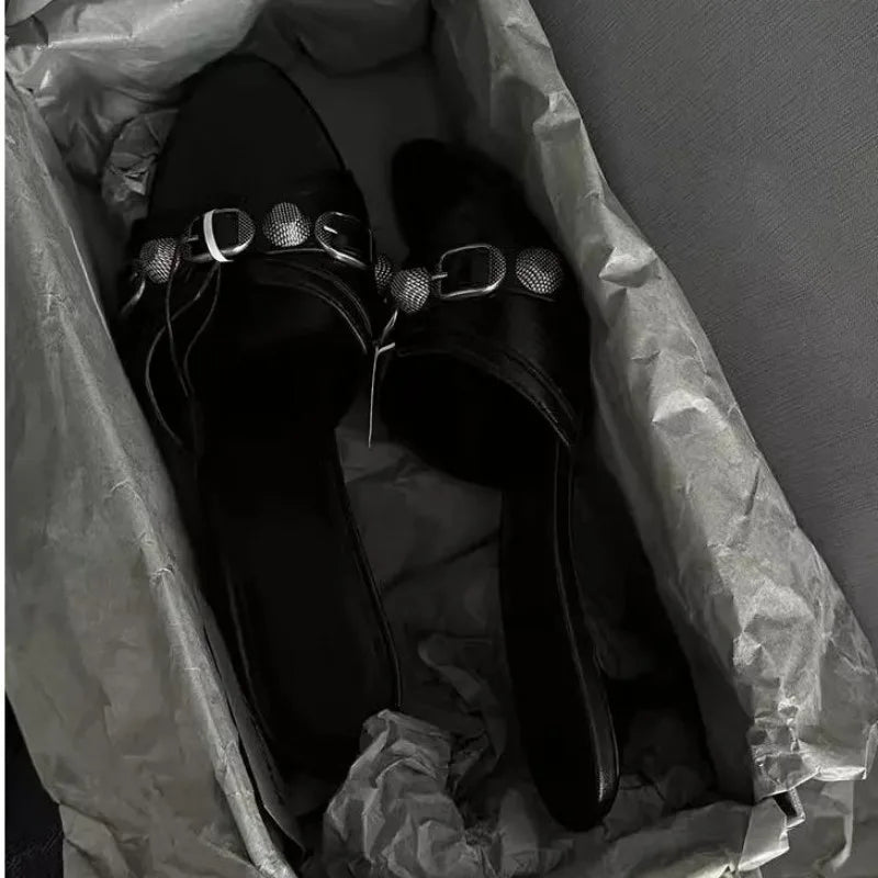 Sandalias de tacón alto con remaches de Metal para mujer, zapatillas de moda, negras, populares, europeas, americanas, de lujo, novedad de verano