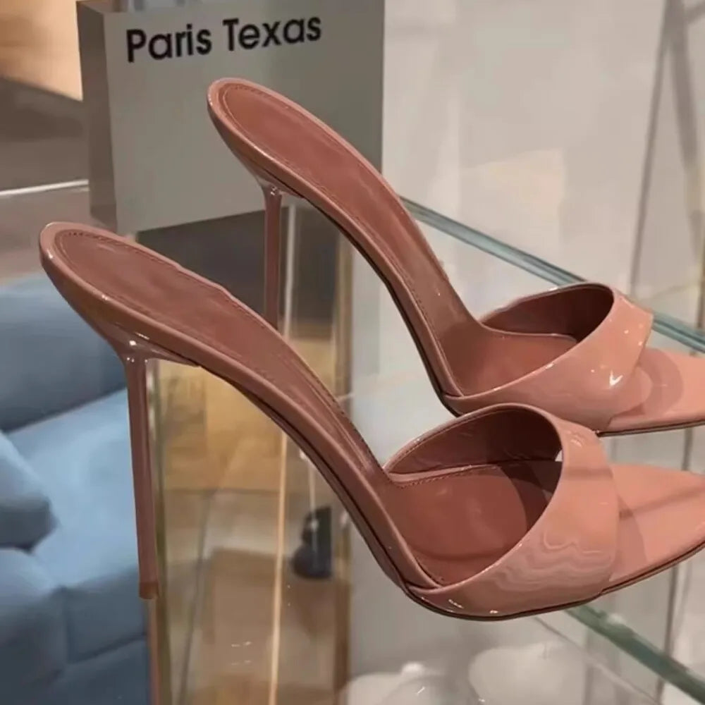 2025 Verano nuevos tacones altos de tacón abierto poco profundos de charol, tacones delgados sexys y de moda, sandalias de punta estrecha para mujer