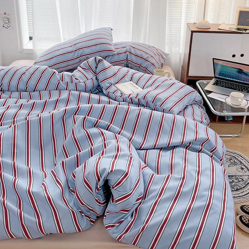 Juego de sábanas de cuatro piezas con funda nórdica de rayas rojas y azules simples con ropa de cama de algodón lavada en la cama