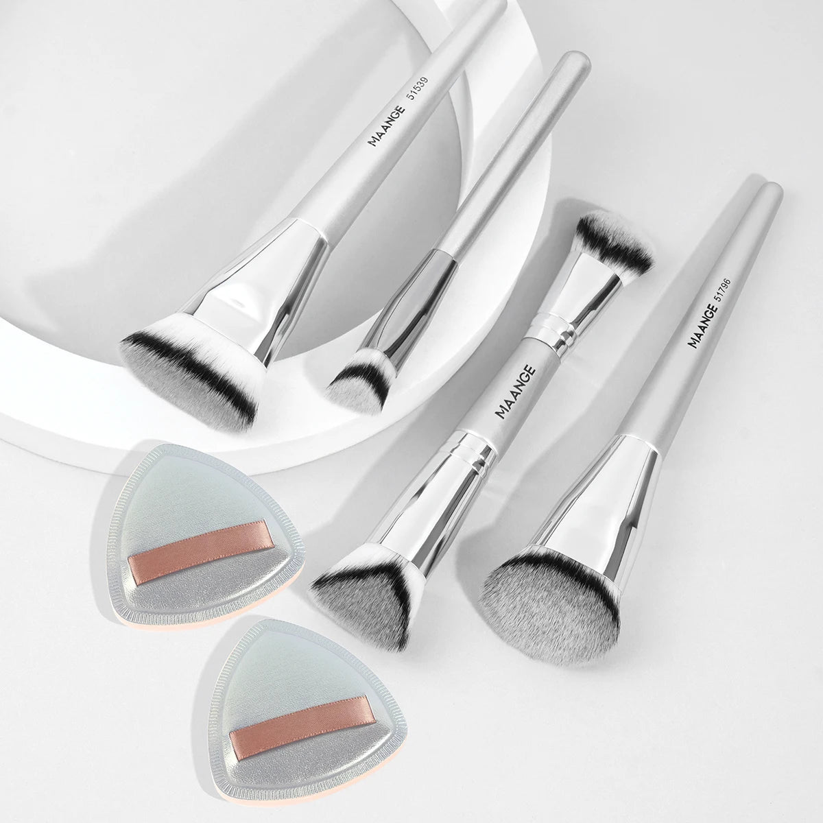 MAANGE Juego de 4 Brochas de Maquillaje con 2 Esponjas de Cojín de Aire, Brochas Kabuki para Corrector, Contorno y Escultura Facial, Ideales para Viaje