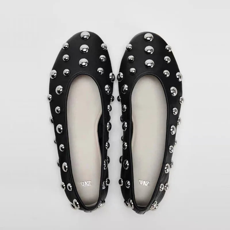 2024 nuevos zapatos planos de cabeza redonda con remaches, sandalias de cuero negro de lujo, sandalias de Ballet, bola plateada, zapatos Mary Jane huecos de Metal 35-42