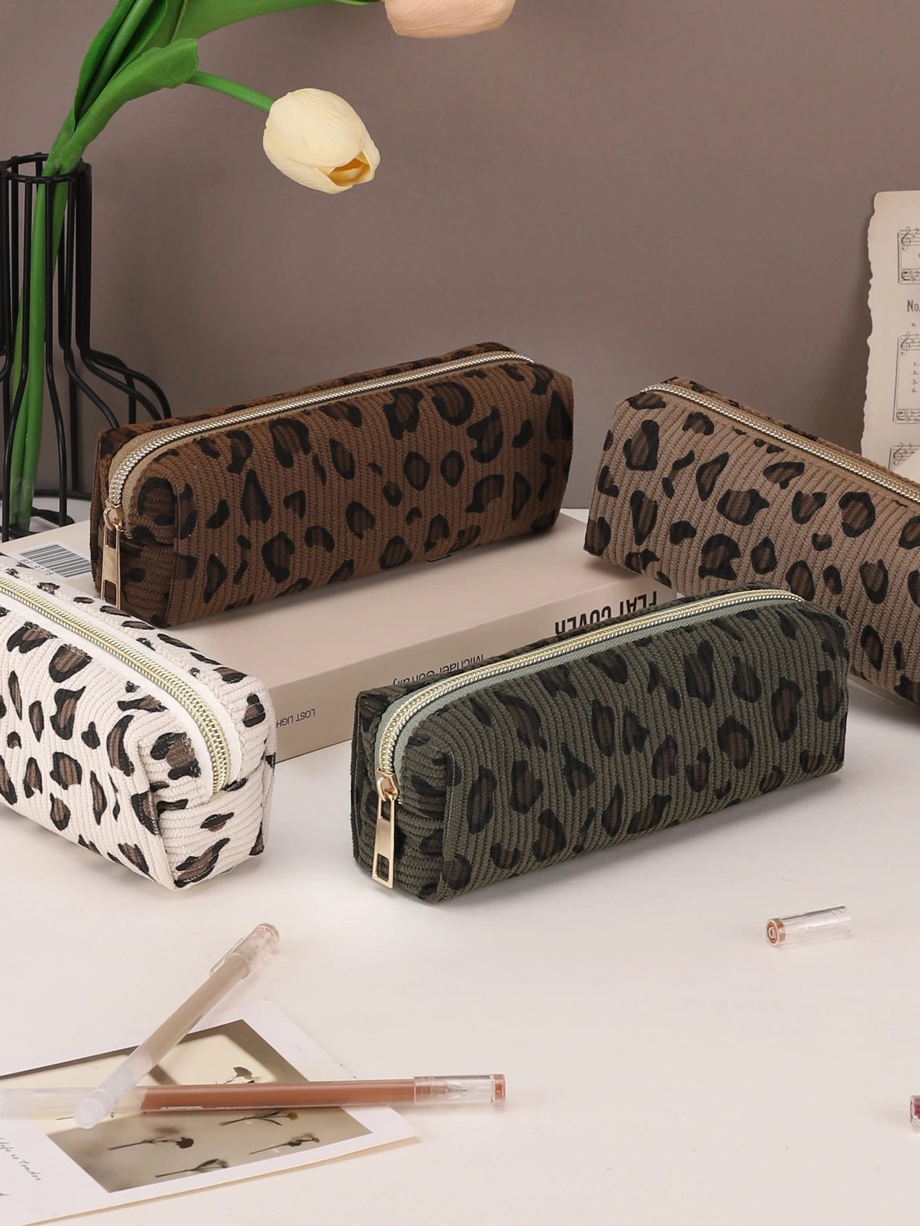 Estuche para lápices de pana con estampado de leopardo, organizador de papelería con cremallera de nailon, bolsa de viaje para maquillaje, regalo de regreso a la escuela para chicas adolescentes, 1 ud.