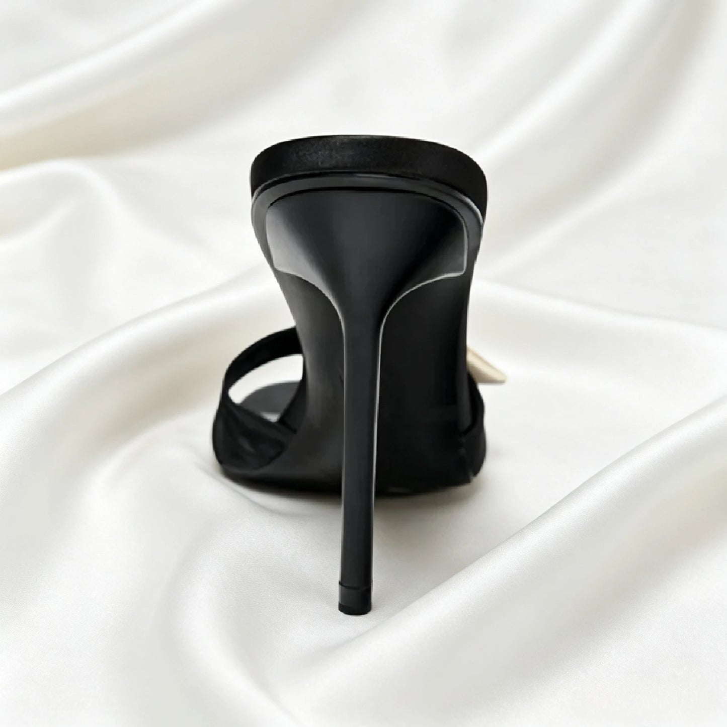 Zapatillas de tacón de aguja decoradas con flores blancas elegantes para mujer, sandalias deslizantes de satén negro a la moda, zapatos sexis de vestir para banquete con punta abierta