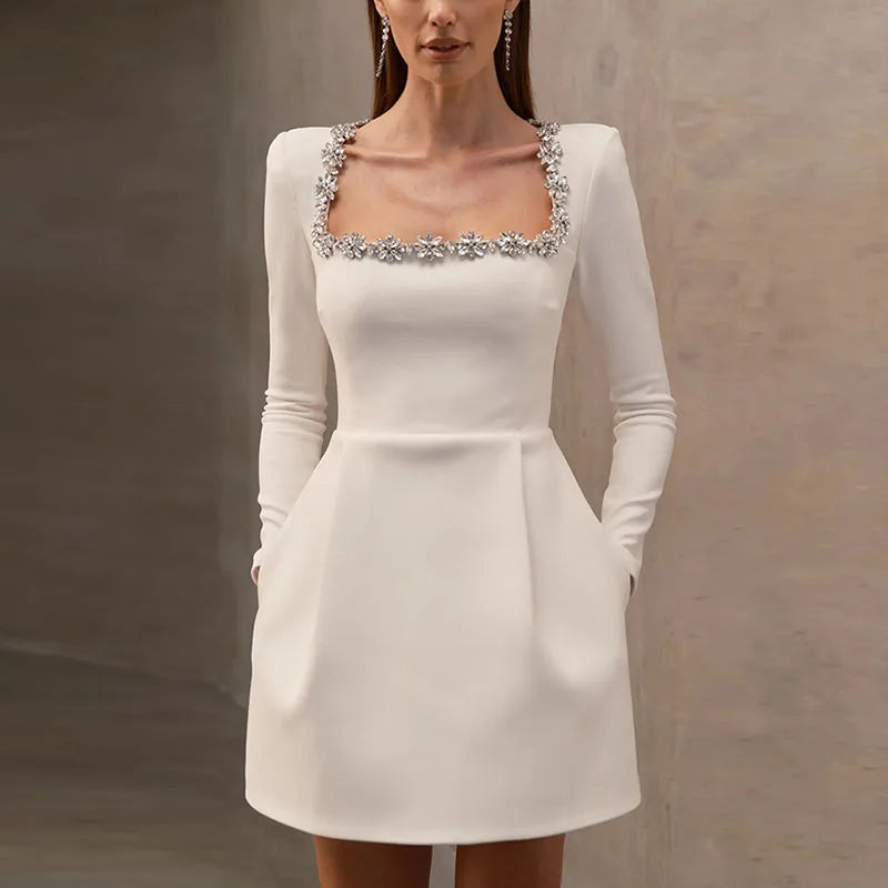 Vestidos elegantes lisos con cuello de pico para mujer, minivestidos femeninos de terciopelo rojo con tirantes y espalda descubierta, moda de línea A para fiesta de otoño 2024