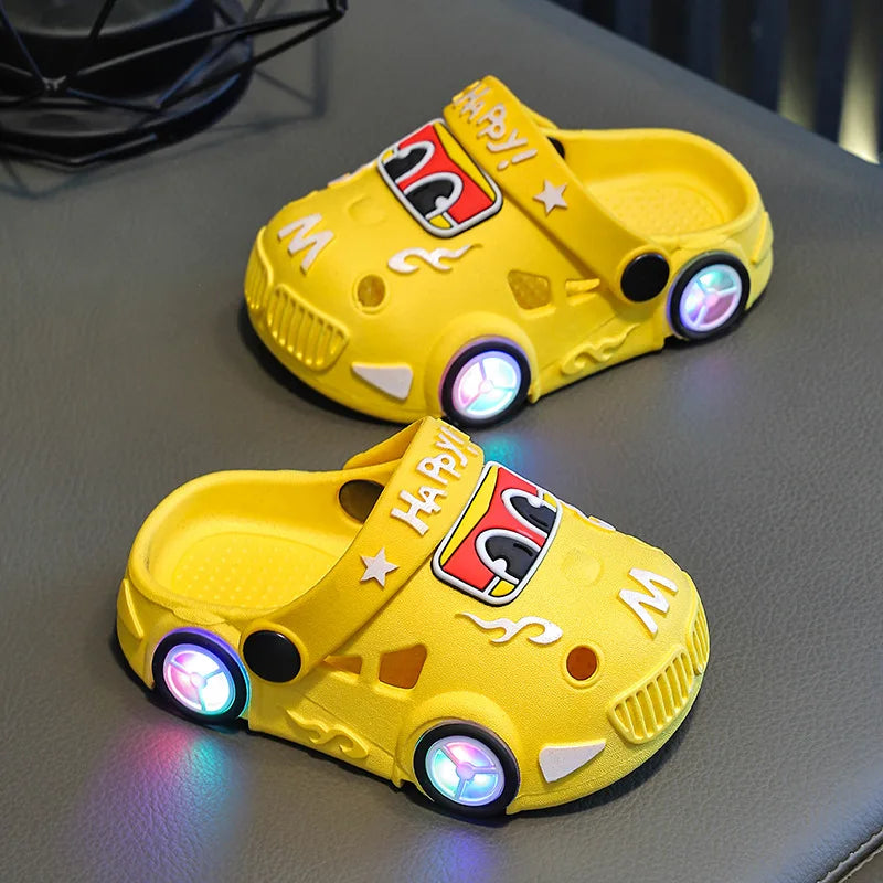 Pantuflas Infantiles Verano 2026, Nuevas Pantuflas de Playa para Niños con Forma de Auto, con Ruedas que se Iluminan, Antideslizantes y con Suela Suave