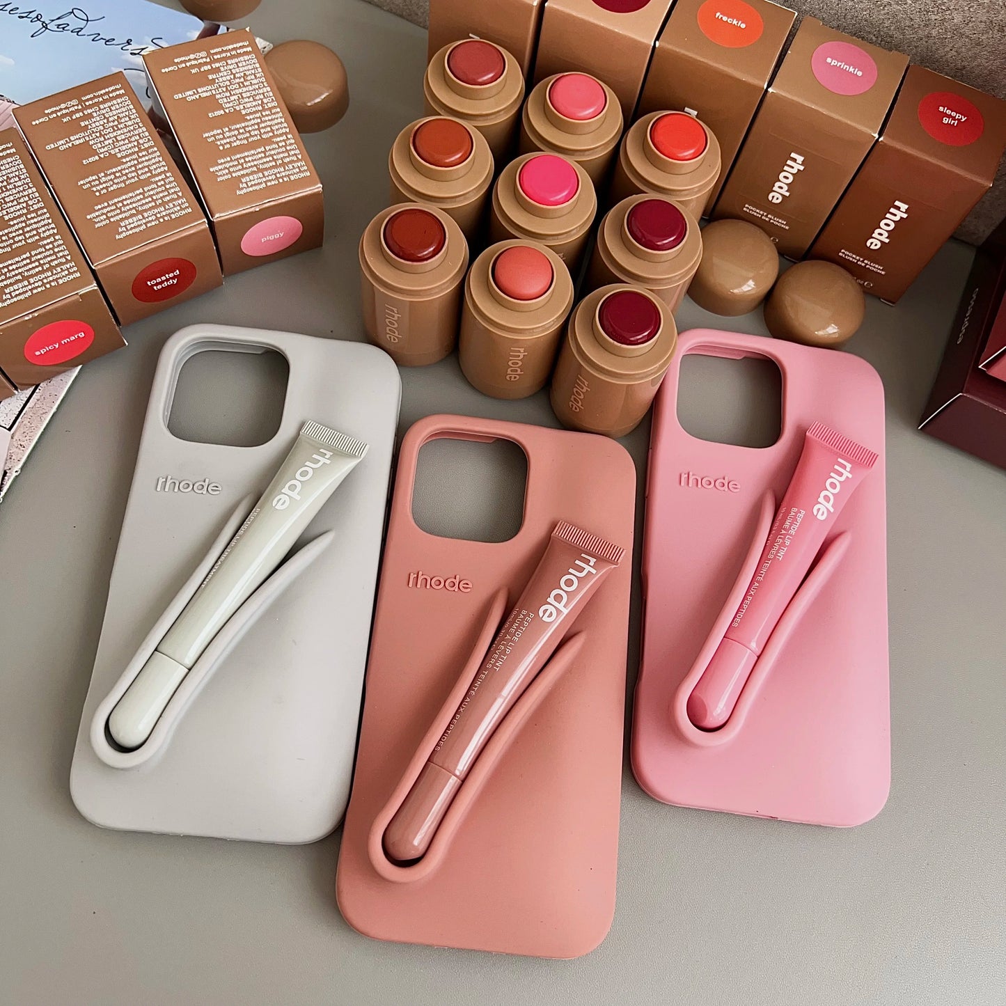 Funda para iPhone 17 16E 16 12 13 14 15 11 Pro Max Plus con diseño de brillo labial de vainilla, espresso y frambuesa Autumn Ribbon Toast