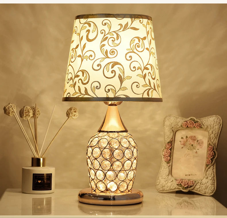 Lámpara de mesa de cristal de estilo europeo Ins, lámpara de noche decorativa creativa de moda romántica cálida y moderna para dormitorio